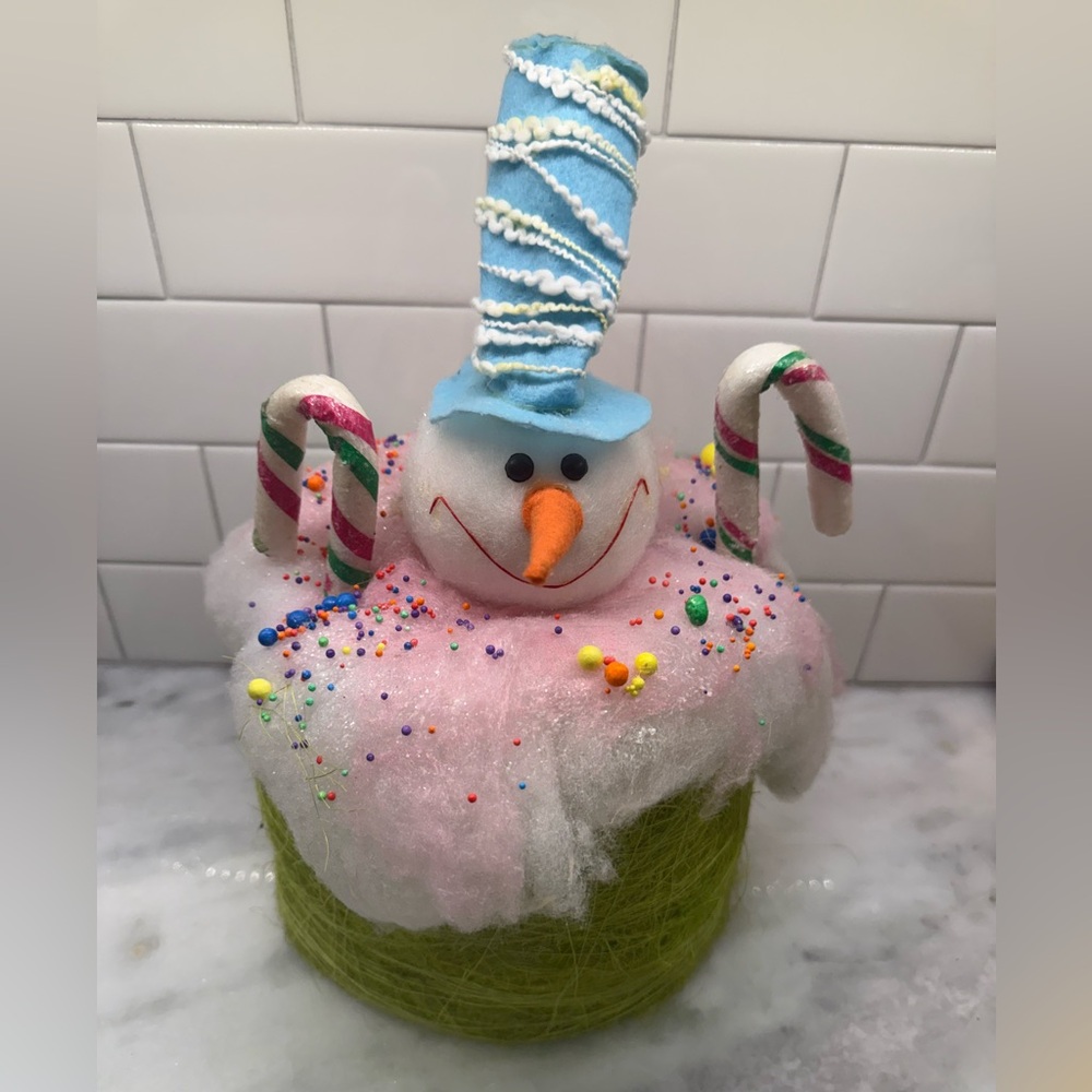Adorable Cupcake Snowman Christmas Decor – Whimsical Holiday Display